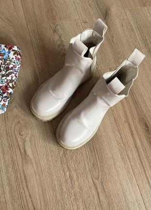 Стильні черевики ботільйони челсі молочного кольору5 фото