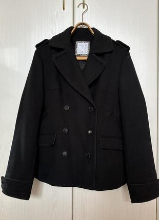 Чорне пальто