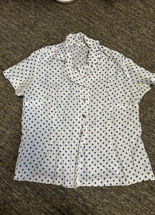 Біла капронова блузка до короткого рукава із синім горошком