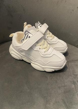 Невероятные белые кроссовки 25-30