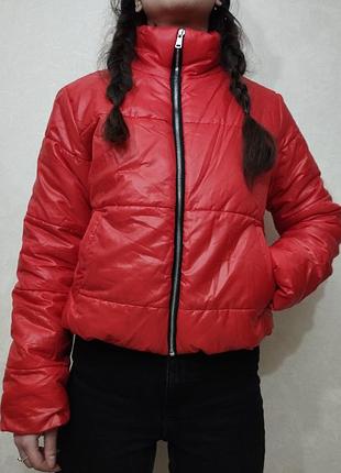 Червона картка на осінь осіння курточка червона.