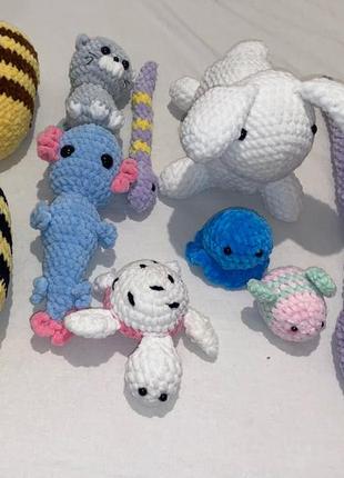 Вʼязані іграшки ручної роботи з плюшевої пряжі