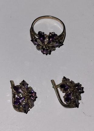Комплект серебряных украшений с фиолетовыми камнями (серьги и кольцо)1 фото