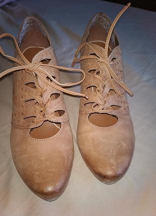 Охровые туфли на каблуке2 фото