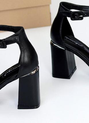 Элегантные закрытые черные босоножки на шлейке на высоком удобном каблуке5 фото