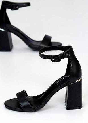 Элегантные закрытые черные босоножки на шлейке на высоком удобном каблуке4 фото