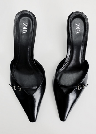 Шкіряні мюлі з пряжкою від zara
