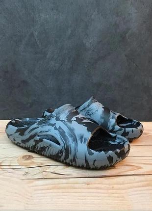 Крокс унісекс шльопанці чорні камуфляж слайди crocs mellow marbled slide black/charcoal