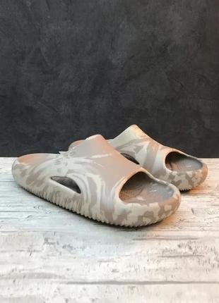 Крокс унісекс шльопанці бежевий камуфляж слайди mens crocs mellow marbled slide mushroom/cobblestone
