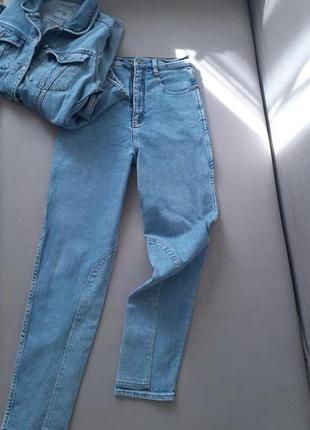 Винтажные голубые джинсы