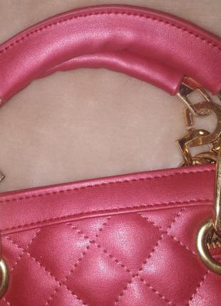 Яркая летняя сумочка с золотистой фурнитурой4 фото