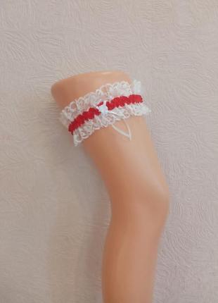 Біло-червона жіноча підв'язка на ногу