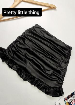 Спідниця жіноча кортка чорна з драпіруванням від бренду pretty little thing s1 фото
