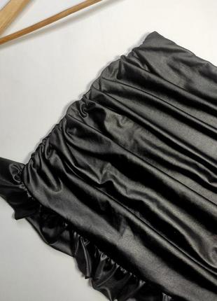 Спідниця жіноча кортка чорна з драпіруванням від бренду pretty little thing s3 фото
