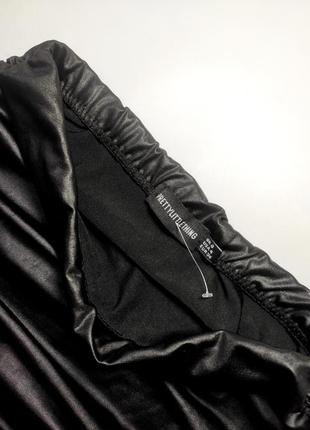 Спідниця жіноча кортка чорна з драпіруванням від бренду pretty little thing s4 фото