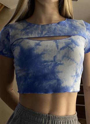 Футболка топ з вирізом на грудях