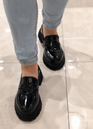Женские лоферы лаковая кожа черные стильные туфли на тракторной подошве 1604 mario muzi 2942 37, черный3 фото