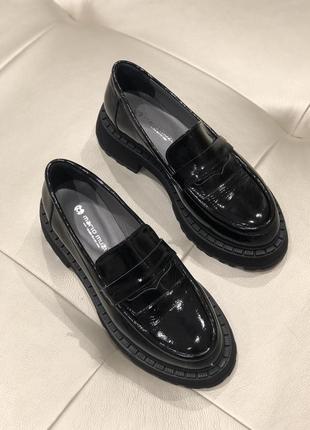 Женские лоферы лаковая кожа черные стильные туфли на тракторной подошве 1604 mario muzi 2942 37, черный6 фото