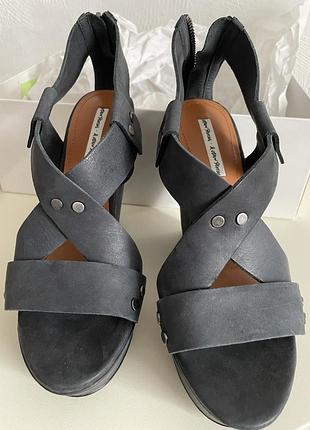 Босоніжки на платформі