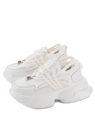 Белые кожаные кроссовки на массивной подошве