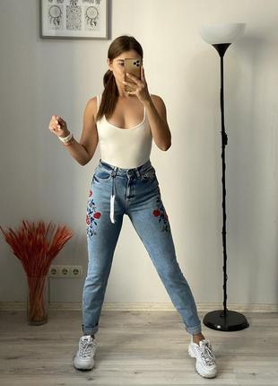 Крутые джинсы с вышивкой2 фото