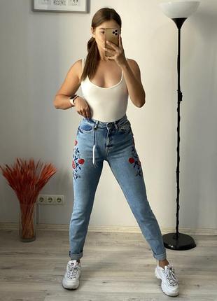 Крутые джинсы с вышивкой3 фото