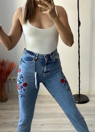 Крутые джинсы с вышивкой4 фото