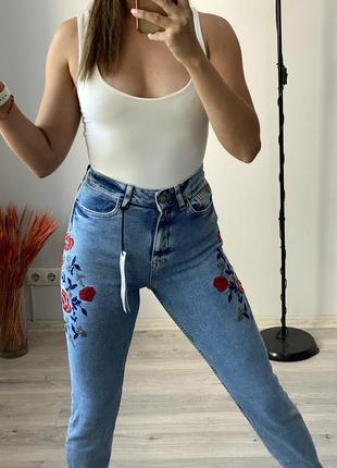 Крутые джинсы с вышивкой5 фото