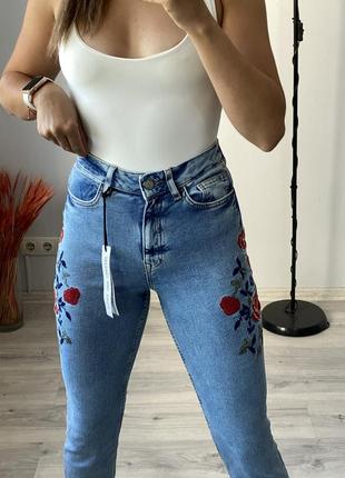 Крутые джинсы с вышивкой7 фото