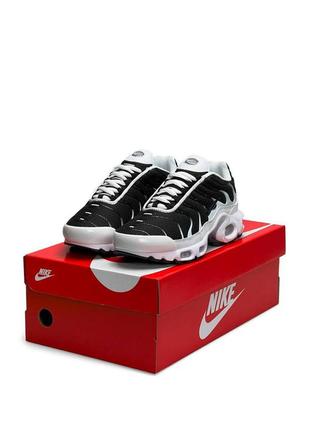 Жіночі кросівки nike air max plus triple white black