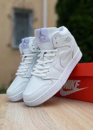 Женские кроссовки nike air jordan 1 retro белые