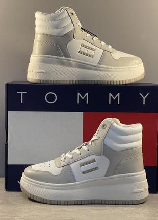 Кросівки tommy jeans tjw retro basket mc lace up колір бежевий en0en02422