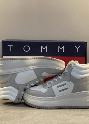 Кросівки tommy jeans tjw retro basket mc lace up колір бежевий en0en024224 фото