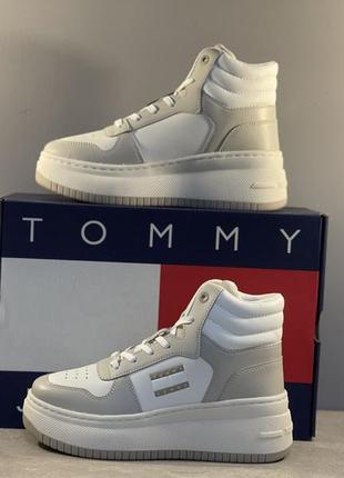 Кросівки tommy jeans tjw retro basket mc lace up колір бежевий en0en024226 фото