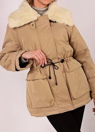 Стильный укороченный женский плащ куртка демисезонный плащ с мехом эко бежевый плащ с накладными карманами утепленный плащ на весну5 фото