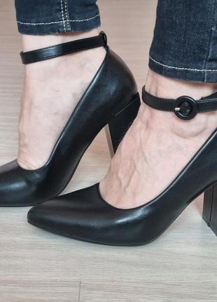Туфли на устойчивом широком каблуке с ремешком застежкой узкий носок черные1 фото