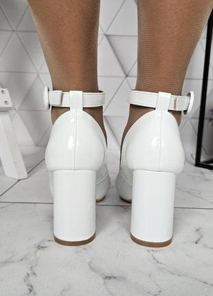 Туфли лодочки белые на невысоком широком каблуке с ремешком застежкой3 фото