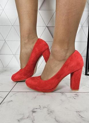 Туфли красные замшевые на широком каблуке с платформой