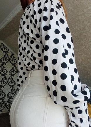 Біла елегантна сорочка в чорний горошок з об'ємними рукавами3 фото