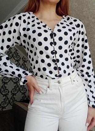 Біла елегантна сорочка в чорний горошок з об'ємними рукавами1 фото