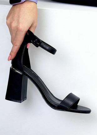 Элегантные закрытые черные босоножки на шлейке на высоком удобном каблуке3 фото