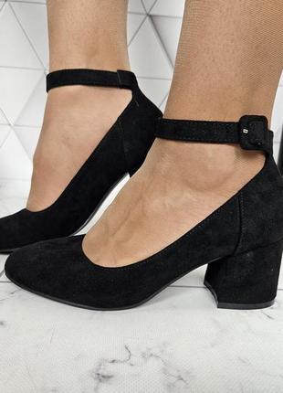 Туфли черные замшевые на низком широком каблуке с ремешком застежкой1 фото