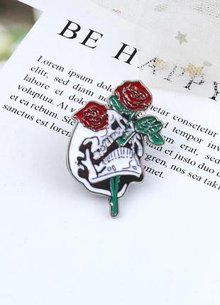 Брошь череп, розы