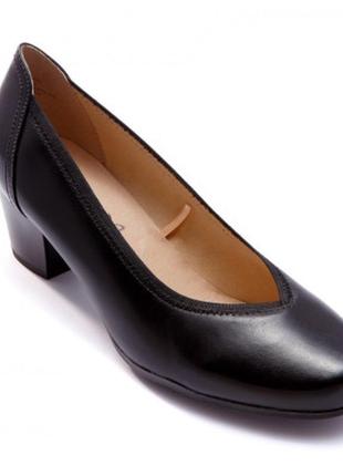Чорні шкіряні класичні туфлі на каблуку caprice4 фото