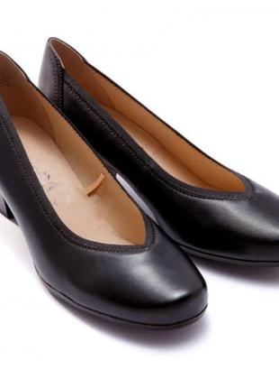 Черные кожаные классические туфли на каблуке caprice