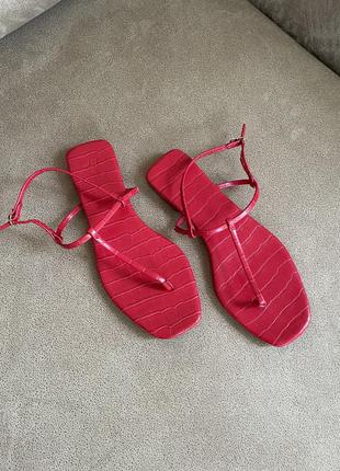 Неймовірні яскраві червоні босоніжки від hm
