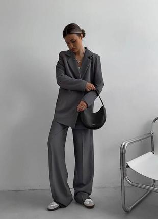 Костюм жіночий однотонний класичний оверсайз піджак на гудзику штани вільного крою на високій посадці якісний базовий графітовий10 фото