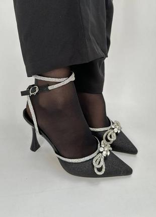 Чорні жіночі блискучі туфлі на підборі каблуці з срібними ланцюжками бантиком