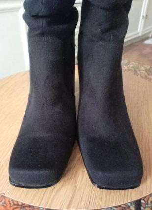 Круті замшеві чоботи жіночі чорного кольору з квадратним носом на підборах демісезонні на весну2 фото
