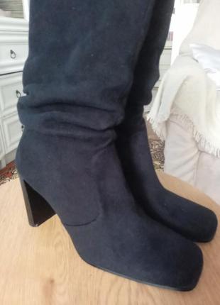 Круті замшеві чоботи жіночі чорного кольору з квадратним носом на підборах демісезонні на весну3 фото